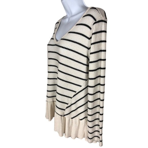 Maurices Sweater Women Size L White with Black Stripe V neck Ruffle Hemline - Picture 4 of 13